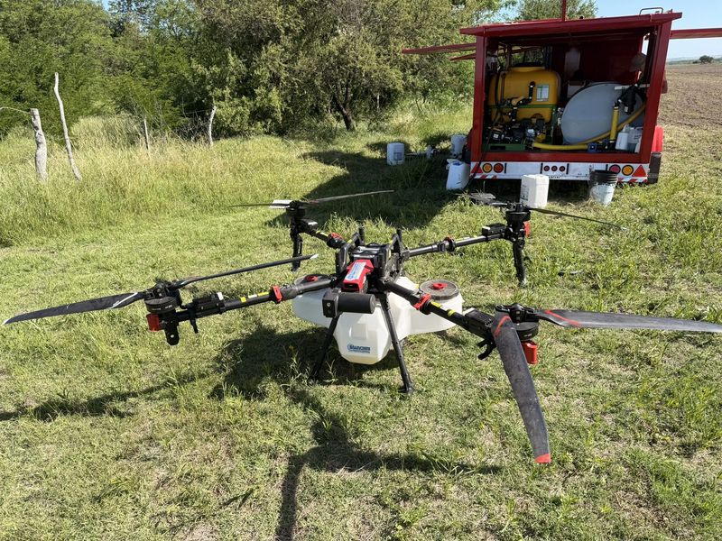 Dron agrícola apoyado en el pasto