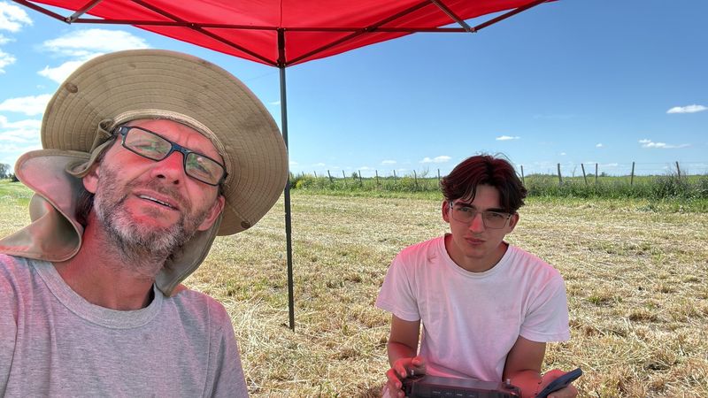 Flavio y Tomás Musso en el campo, Tomás con el control del dron