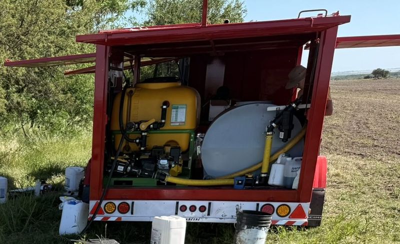 Tráiler abierto con tanque de agua, motobomba y mixer