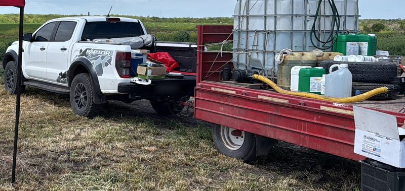 Camioneta de apoyo con carro de carga